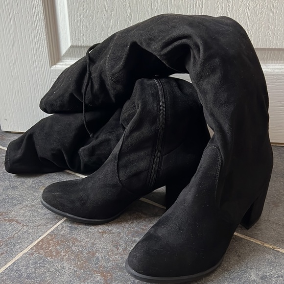 Unisa - Suede Knee High Adjustable Black Boots - Size 9 - Picture 3 of 7